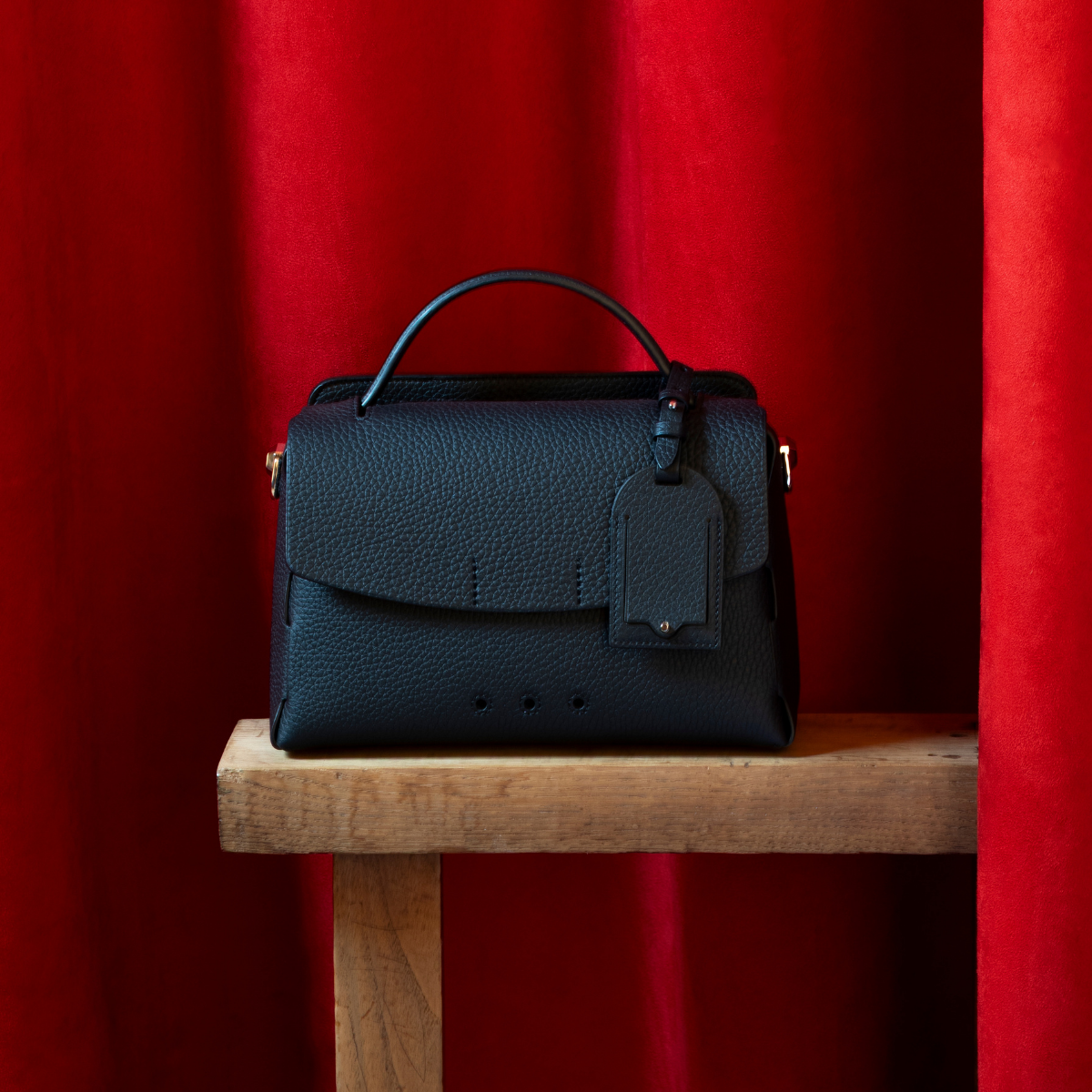 L'Attachant 10:30 - Black grained Gold